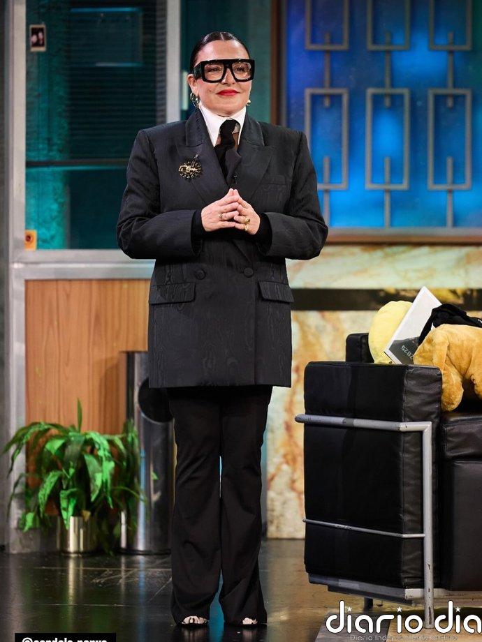 Candela Peña vuelve a conquistar 'La Revuelta' con un look masculino cargado de carácter y personalidad