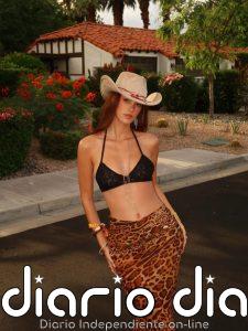 Carlota, hija de Melendi, se convierte en la reina del 'animal print' para ver a Karol G en Coachella 2026