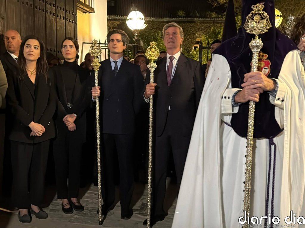 Cayetano Martínez de Irujo y los Duques de Huéscar juntos en 'la Madrugá' más significativa para la Casa de Alba
