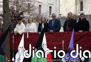 Centenares de personas siguen la procesión del Santo Entierro de Santander
