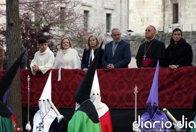 Centenares de personas siguen la procesión del Santo Entierro de Santander