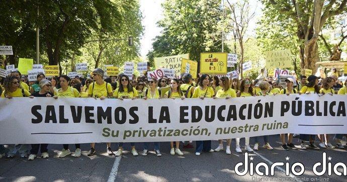 Cientos de personas marchan en Madrid en apoyo de la educación pública: "¡La uni no se vende, la uni se defiende!"
