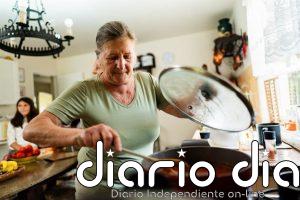 Cocinar en casa una vez por semana: el hábito sencillo que podría proteger un 30% del riesgo de demencia