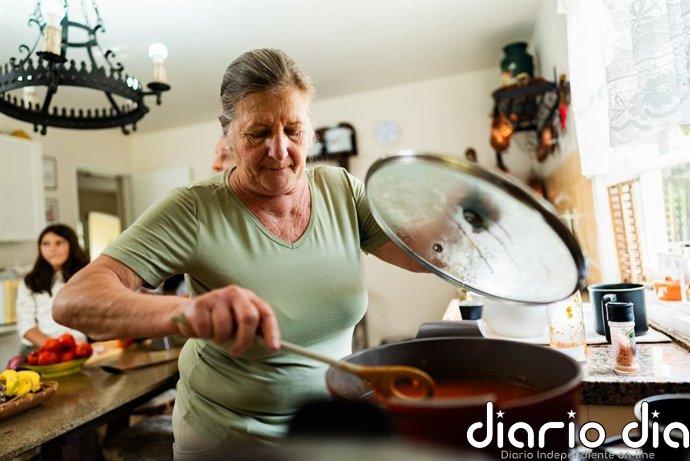 Cocinar en casa una vez por semana: el hábito sencillo que podría proteger un 30% del riesgo de demencia