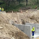Comienza la instalación de una bóveda de paso de agua en la A-372 entre Benamahoma y Grazalema en la Sierra de Cádiz