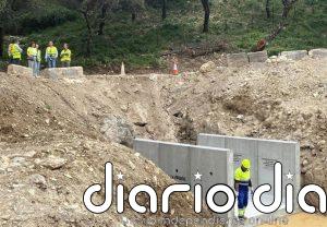 Comienza la instalación de una bóveda de paso de agua en la A-372 entre Benamahoma y Grazalema en la Sierra de Cádiz