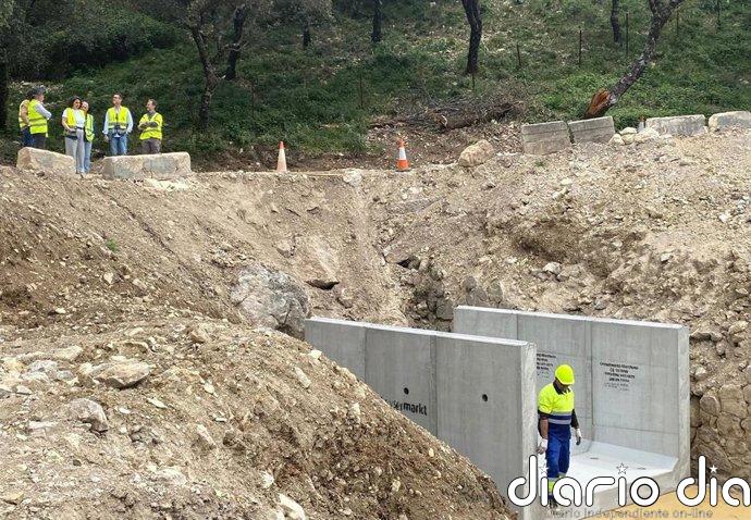 Comienza la instalación de una bóveda de paso de agua en la A-372 entre Benamahoma y Grazalema en la Sierra de Cádiz
