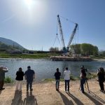 Comienzan los trabajos de izado de la estructura metálica del nuevo puente Emilio Llamedo en Arriondas