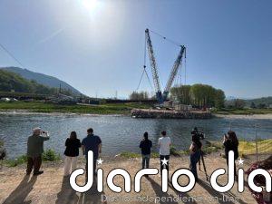 Comienzan los trabajos de izado de la estructura metálica del nuevo puente Emilio Llamedo en Arriondas