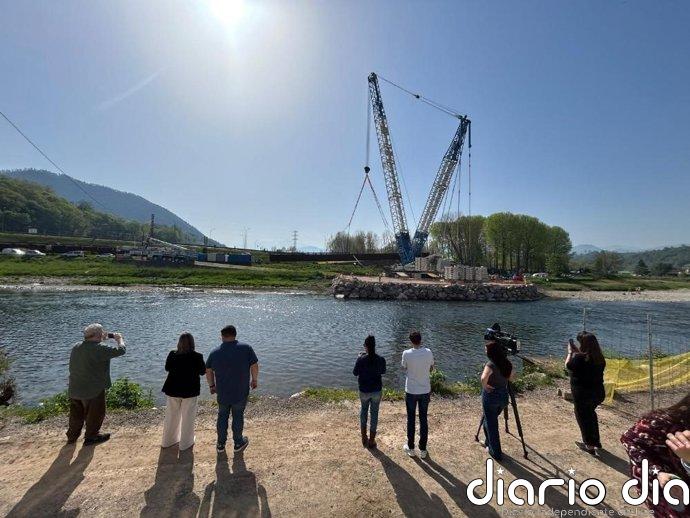 Comienzan los trabajos de izado de la estructura metálica del nuevo puente Emilio Llamedo en Arriondas