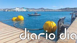 Completan la extracción del yate incendiado y hundido frente al puerto de Eivissa