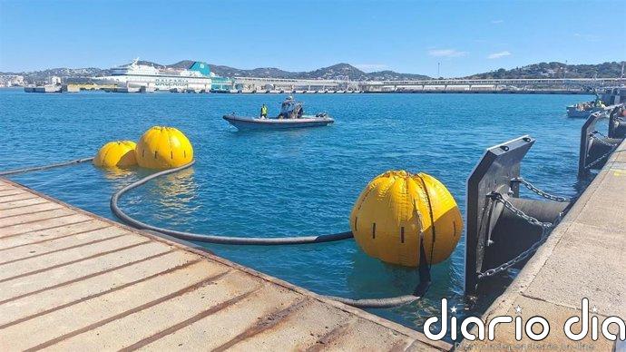 Completan la extracción del yate incendiado y hundido frente al puerto de Eivissa