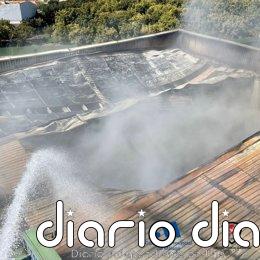 Continúan los trabajos de extinción del incendio en varias naves del polígono industrial de Cajíz en Vélez-Málaga