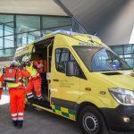Cuatro heridos tras colisionar un vehículo contra un árbol en Granada capital