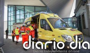 Cuatro heridos tras colisionar un vehículo contra un árbol en Granada capital