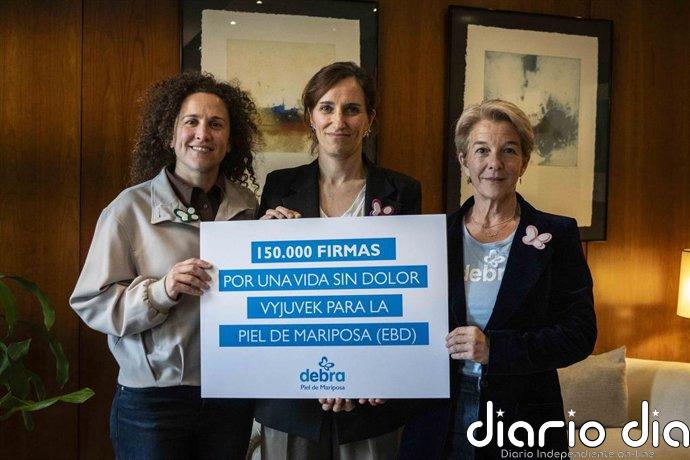 DEBRA Piel de Mariposa entrega a Sanidad 150.000 firmas para exigir que 'Vyjuvek' esté disponible en la sanidad pública