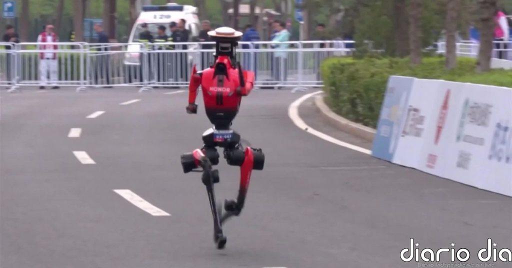 Decenas de robots humanoides participan en una media maratón en Pekín