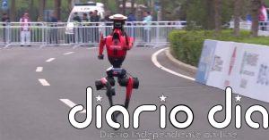 Decenas de robots humanoides participan en una media maratón en Pekín