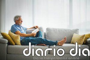 Del sofá en blanco a un sedentarismo mentalmente activo: así puedes reducir el riesgo de demencia