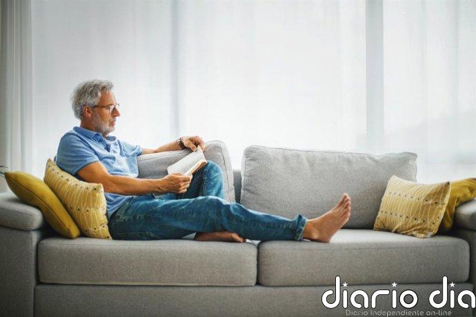 Del sofá en blanco a un sedentarismo mentalmente activo: así puedes reducir el riesgo de demencia