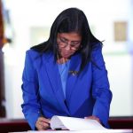 Delcy Rodríguez anuncia una subida salarial para mayo y prevé más "conforme Venezuela goce de más recursos"