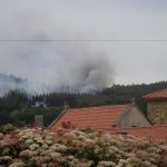 Desalojados preventivamente los vecinos de cinco casas en Caión (A Laracha) por el incendio de Carballo