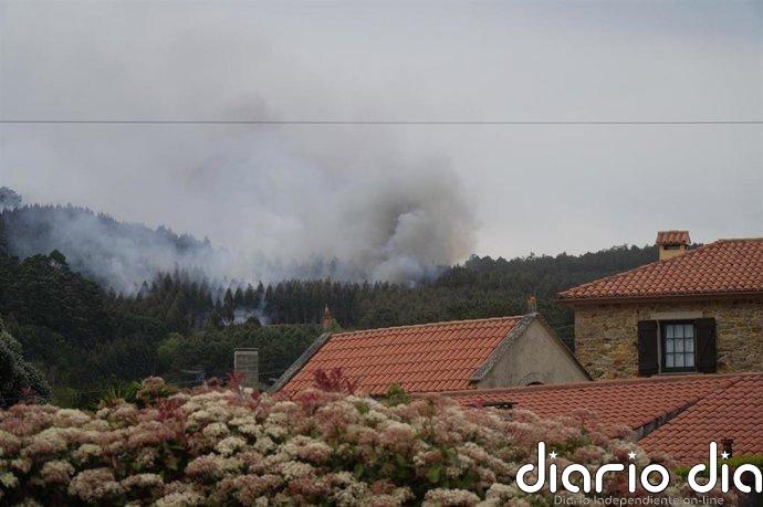 Desalojados preventivamente los vecinos de cinco casas en Caión (A Laracha) por el incendio de Carballo