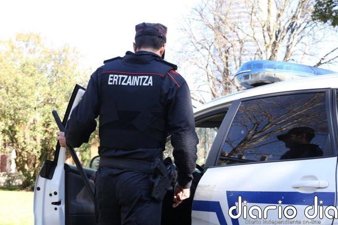 Detenido un hombre por la presunta implicación en la muerte violenta de su pareja ocurrida el miércoles en Basauri