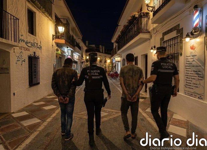 Detenidos los dos presuntos autores de una oleada de robos en comercios y casas de Benalmádena Pueblo (Málaga)