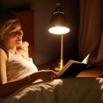 Día del Libro: ¿Libro en papel o 'e-book'? La elección que puede mejorar (o empeorar) tu sueño