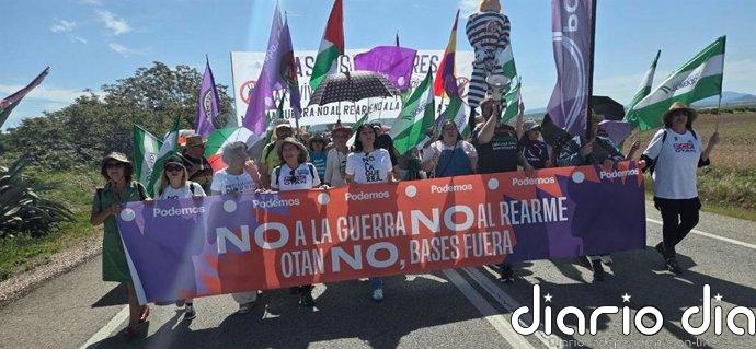 Dirigentes de IU y Podemos reclaman en una marcha a Morón (Sevilla) que Andalucía no acoja bases de Estados Unidos