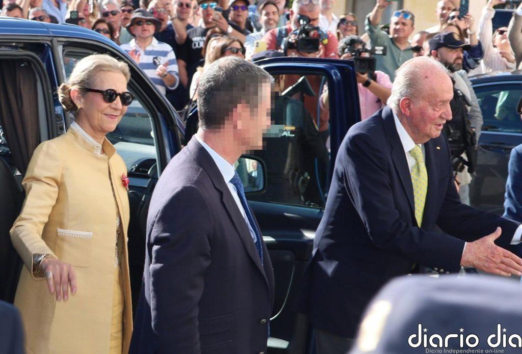 Don Juan Carlos llega a La Maestranza acompañado de la infanta Elena, entre aplausos y '¡vivas al Rey!'