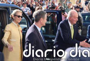 Don Juan Carlos llega a La Maestranza acompañado de la infanta Elena, entre aplausos y '¡vivas al Rey!'