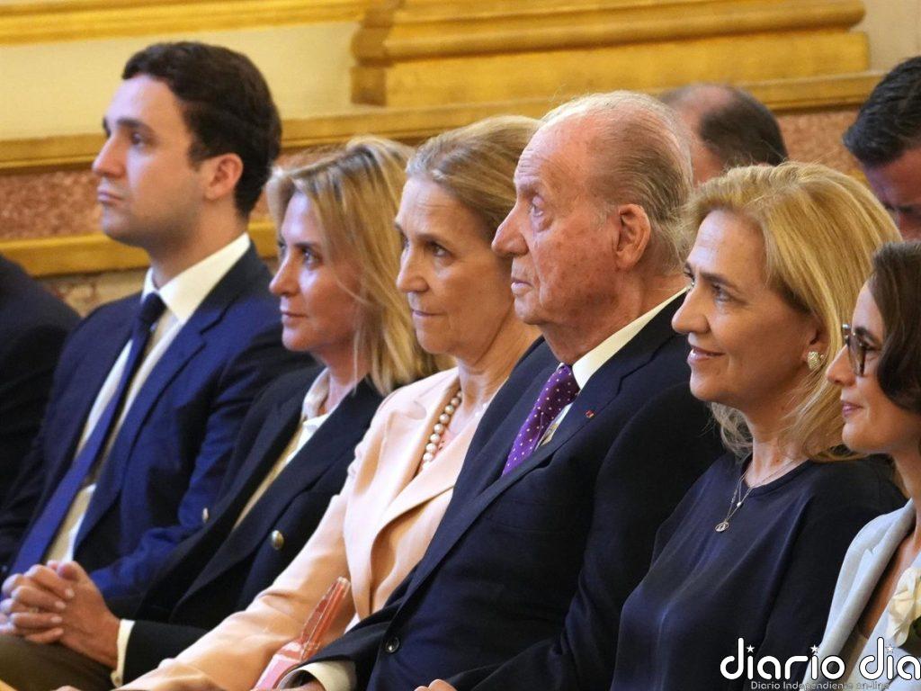Don Juan Carlos recibe un reconocimiento por su libro en París, arropado por sus hijas y por su nieto, Froilán