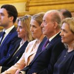 Don Juan Carlos recibe un reconocimiento por su libro en París, arropado por sus hijas y por su nieto, Froilán
