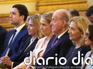 Don Juan Carlos recibe un reconocimiento por su libro en París, arropado por sus hijas y por su nieto, Froilán