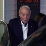 Don Juan Carlos se reencuentra con amigos en su primera visita a Sanxenxo este año