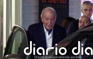 Don Juan Carlos se reencuentra con amigos en su primera visita a Sanxenxo este año