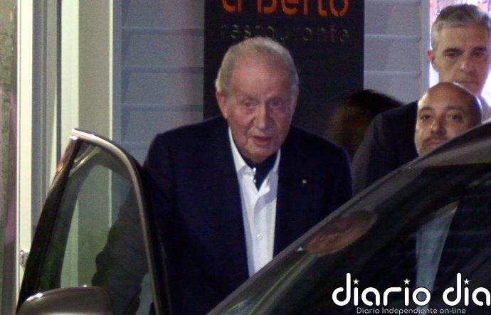 Don Juan Carlos se reencuentra con amigos en su primera visita a Sanxenxo este año