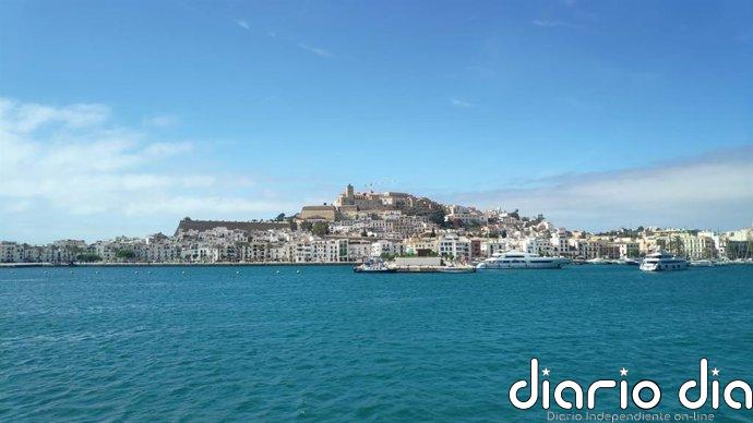 Dos heridos leves al arder un yate en las proximidades del puerto de Eivissa