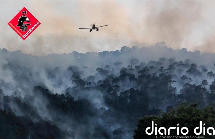 Dos medios aéreos se suman a la extinción del incendio forestal de Tibi, ya estabilizado