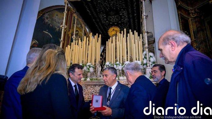 El alcalde de Cádiz visita los templos de las cofradías que realizan su estación de penitencia este Viernes Santo