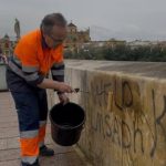 El alcalde de Córdoba ve "desproporcionado elevar a categoría un hecho grave, pero puntual" con pintada en Puente Romano