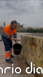 El alcalde de Córdoba ve "desproporcionado elevar a categoría un hecho grave, pero puntual" con pintada en Puente Romano