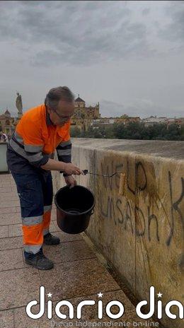 El alcalde de Córdoba ve "desproporcionado elevar a categoría un hecho grave, pero puntual" con pintada en Puente Romano