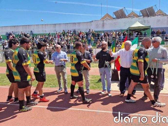 El alcalde de El Puerto (Cádiz) entrega las medallas y la Copa de la final de la Liga Autonómica de Rugby