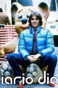 El arte de jugar con la moda como Miguel Bosé permanece en la memoria histórica de muchos