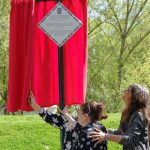 El Ayuntamiento de Pamplona reconoce al pueblo gitano y su legado en la ciudad con dos placas conmemorativas