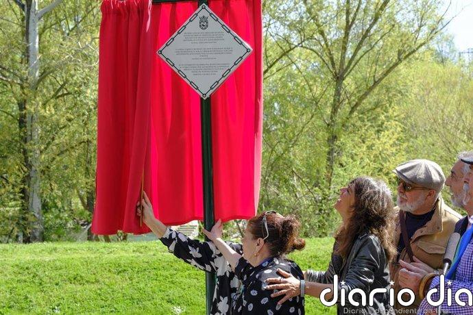 El Ayuntamiento de Pamplona reconoce al pueblo gitano y su legado en la ciudad con dos placas conmemorativas