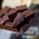 El cacao se desploma casi un 60% en un año, hasta los 3.286 dólares, pero no alivia el precio del chocolate